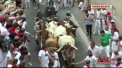 Momentul in care turistii sunt pusi la pamant de taurii furiosi, la Festivalul de la Pamplona