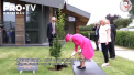 Regina Marii Britanii nu da inapoi cand vine vorba de activitati mai putin obisnuite pentru un cap incoronat. Suverana a luat o lopata si a plantat, in mod simbolic, un copac - VIDEO