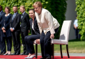 Angela Merkel a cerut sa stea jos in timpul unei ceremonii oficiale, dupa cele trei episoade de tremurat 