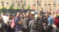 Haos la unul dintre cele mai cunoscute obiective turistice din Franta. Sute de imigranti au cerut o intrevedere cu premierul, fiind nemultumiti ca autoritatile nu vor sa le elibereze acte pentru a se afla in aceasta tara - VIDEO