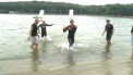 De multa putere si vointa au avut nevoie sute de sportivi, care au participat la campionatul national de triatlon. Participantii au parcurs trei probe de foc, la viteza: au inotat, au pedalat pe biciclete, iar apoi au alergat pana la linia de finis. Cine a iesit invingator - VIDEO
