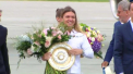 Simona Halep s-a intors in Romania si prezinta trofeul de la Wimbledon
