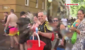 Locuitorii unui cartier din Madrid au gasit cea mai buna metoda de a se racori. Acolo s-a dezlantuit traditionala... bataie cu apa - VIDEO