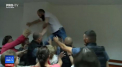 Nemultumit ca nu a fost eliberat din arest, Gheorghe Petic a fugit din sala de judecata. Politistii au incercat sa-l rupa din bratele sustinatorilor si sa-l incatuseze, insa oamenii au opus rezistenta - VIDEO