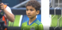 Moment emotionant in meciul amical disputat intre Borussia Dortmund si Seattle Sounders. Gruparea americana a inceput partida avand in poarta un copil de opt ani, care sufera de leucemie - VIDEO