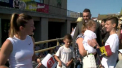 Simona Halep isi prezinta trofeul la bordul unui autobuz etajat, la Constanta