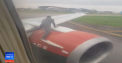 Un barbat a sarit pe motorul unui avion, cu putin inainte de decolare - VIDEO