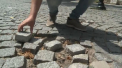 Strada pietonala din Chisinau ramane treptat fara pavaj. Asta, desi primarul de atunci al capitalei, Dorin Chirtoaca, dadea asigurari ca pavajul va rezista si 100 de ani - VIDEO