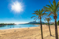 Clipe de cosmar pentru doua turiste, pe o populara plaja din Mallorca