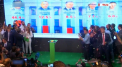 Partidul presedintelui ucrainean Vladimir Zelenski a castigat alegerile parlamentare anticipate. Formatiunea a obtinut 43,9 la suta din voturi, fiind urmata de o platforma de opozitie pro-rusa, care s-a ales cu aproape 13 procente din sufragii - VIDEO