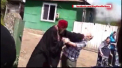 Preotul de la Drochia care a fost filmat cum il ia la pumni pe un consilier local in timpul unei inmormantari a fost retinut de politie. Martorii spun ca slujitorul bisericii s-a suparat pentru ca nu el a fost chemat sa oficieze slujba si ca acesta era beat - VIDEO