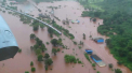 Inundatii in India. 700 de pasageri blocati intr-un tren, salvati cu elicopterul - FOTO/VIDEO