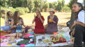Un strop de soare, mancare fara produse din carne si o patura au facut ca ziua sa fie perfecta pentru cativa oameni care s-au adunat la un picnic pentru vegan. Organizatoare: „Veganismul e privit sceptic la noi in Moldova” - VIDEO