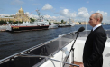 In timp ce la Moscova este haos, Vladimir Putin a fost primit in aplauze la Sankt-Petersburg, la parada de Ziua Flotei Maritime Militare. 43 de nave si submarine si patru mii de marinari au participat la festivitati - VIDEO