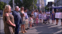 Locatarii mai multor blocuri din sectorul Ciocana au protestat impotriva constructiei unui complex de cladiri cu 22 de etaje chiar un curtea lor. Oamenii vor cere demisia primarului interimar - VIDEO