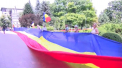 In timp ce la Palatul Republicii rasuna muzica de fanfara, in fata Parlamentului mai multi unionisti protestau. Tinerii au intins un tricolor imens si au cerut ca in Constitutie sa fie scris ca limba de stat este romana - VIDEO