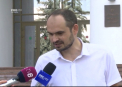 Activistul, Andrei Donica a adus la Parlament 70 de litri de lapte cu care a amenintat ca-i va stropi pe deputati, daca acestia nu vor anula legea prin care miliardul furat a fost pus pe umerii cetatenilor - VIDEO