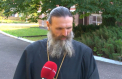 Preotul de la Drochia, care a fost filmat cum il ia la pumni pe un consilier local in timpul unei inmormantari, spune ca de fapt consilierul ar fi sarit primul la bataie - VIDEO