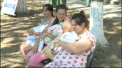 Alaptarea la san devine tot mai populara printre femei, iar in ultimul an numarul mamelor care isi hranesc copiii natural a crescut. Asta sustin medicii, care au organizat astazi o lectie despre beneficiile acestui proces - VIDEO