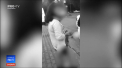 Doi politisti au fost filmati in timp ce refuza sa ajute o adolescenta, gasita in strada fiind plina de sange. Incidentul a avut loc la Galati, Romania - VIDEO