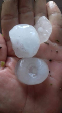 Pe fundalul unui cod galben de canicula valabil pentru toata tara, cateva localitati din nord au fost lovite de o furtuna, care a adus cu ea grindina. Bucatile de gheata cat oul de prepelita au distrus totul in cale - VIDEO