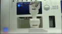 Robotul care stie sa prepare cocktailuri a fost invins la un concurs organizat la Londra. Masinaria a fost depasita de un informatician, care in timpul sau liber este barman - VIDEO