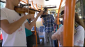 Au schimbat pentru cateva ore sala de concerte pe un troleibuz. Tinerii muzicieni din proiectul La La Play au organizat un fashmob cu muzica. Au urcat in vehiculul plin cu pasageri si au lasat notele sa curga - VIDEO