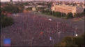 25 de mii de romani au iesit in centrul Bucurestiului. Oamenii au venit sa aminteasca de protestul masiv de acum un an organizat de diaspora impotriva Guvernului Dancila. Atunci sute de manifestanti au fost raniti dupa ce jandarmii i-au batut, au folosit tunuri de apa si gaze lacrimogene - VIDEO