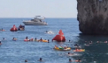 Cativa sportivi din diferite tari s-au intrecut la un concurs de sarituri in apa... de pe stanci. Competitia s-a dat pe tarmul Marii Negre, in Crimeea, iar turistii aflati acolo au ramas impresionati de acrobatii - VIDEO