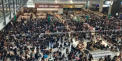 A fost haos pe aeroportul din Hong Kong, unul dintre cele mai aglomerate din lume. Aproape doua sute de zboruri au fost anulate, dupa ce in jur de cinci mii de persoane au ocupat aeroportul - VIDEO