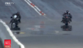 Un motociclist din Statele Unite a fost protagonistul unei scene socante. La o viteza de 340 de km pe ora, acesta nu a mai putut stapani vehiculul si s-a izbit de parapetul de pe marginea drumului - VIDEO