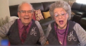 Sunt impreuna de 70 de ani si spun ca impart aceleasi interese si sentimente ca la inceput. Doi soti din California care s-au cunoscut acum sapte decenii, poarta si acum tinute asortate - VIDEO