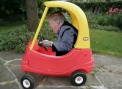 Donald Trump este pasionat de camioane. Pe retele de socializare, cu ajutorul aplicatiilor de editare foto, presedintele american a aparut la volanul a tot felul de camioane ... de jucarie - VIDEO