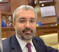 Reveniti pentru doua zile din vacanta de vara, unii deputati s-au afisat la sesiunea extraordinara a Parlamentului cu un look nou. Marina Tauber era, evident, mai slaba, iar Sergiu Sirbu si-a lasat barba - VIDEO