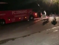 Ultrasii lui Dinamo Bucuresti s-au razbunat dupa ce echipa favorita a fost invinsa de cei de la Chindia, scor trei la doi. Suporterii cainilor rosii au atacat autocarul gruparii sale - VIDEO