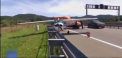 Un avion de mici dimensiuni a aterizat de urgenta pe o autostrada din Croatia, spre surprinderea soferilor din trafic - VIDEO