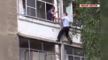 Un barbat beat a amenintat ca isi arunca bebelusul de la balcon. Imagini care va pot afecta emotional - VIDEO