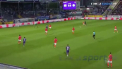 A ingrozit tot stadionul dupa ce a marcat. Un jucator din a doua liga a Germaniei, care dupa un gol din inertie a continuat sa alerge, s-a lovit de un stalp de sustinere din spatele portii - VIDEO