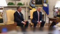 Presedintele Romaniei se afla intr-o vizita la Washington. Iohannis i-a daruit lui Trump un pix si a primit in schimb o sapca, dar si promisiunea ca liderul american va veni in curand la Bucuresti - VIDEO
