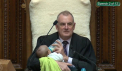 Presedintele Parlamentului din Noua Zeelanda, surprins hranind un bebelus in timpul sedintei - FOTO