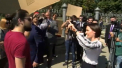 Momentul in care Maia Sandu se apropie de protestatarii de la OccupyGuguta si comenteaza sloganele de pe pancarte: „Dezoligarhizarea se intampla, cu depolitizarea stam un pic mai prost” - VIDEO
