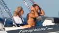 Emmanuel Macron si sotia, surprinsi de paparazzi la mare. Presedintele Frantei a impresionat cu forma sa fizica