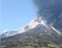 Vulcanul Stromboli din nordul Siciliei a erupt pentru a doua oara in ultimele doua luni. Cativa turisti care se aflau in larg s-au panicat cand s-au trezit cu un nor urias de cenusa si pietre in spate lor - VIDEO