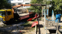 Scandal intr-o curte de la Posta Veche. Mai multi vecini s-au luat la cearta, dupa ce terenul de joaca a fost demontat din cauza unor batrane care se plang ca copiii fac galagie. Localnicii sunt revoltati - GALERIE FOTO