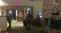 Plictisit, probabil, de plimbarile prin padure si epuizat, un urs a cautat un loc pentru relaxare. Animalul a ales o camera de hotel, unde s-a ascuns in baie - VIDEO