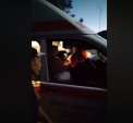 Momentul socant in care soferul unei ambulante scuipa un barbat. Ce reprosase echipajului - VIDEO