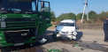 La un pas de tragedie. O familie cu trei copii s-a ales cu cateva leziuni si o sperietura zdravana, dupa ce a intrat cu masina intr-un TIR la Straseni - FOTO
