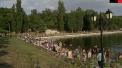 Pentru ca nu se mai joaca cu papusile sau sunt prea mari pentru carti cu povesti, mai multi copii si adolescenti s-au adunat in parcul Valea Morilor la un targ unde au incercat profesia de vanzator - VIDEO