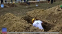 Si-au demonstrat talentul la sapat morminte. 36 de gropari din Ungaria s-au intrecut intr-o competitie mai putin obisnuita, care s-a desfasurat intr-un cimitir - VIDEO