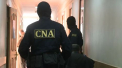 Ar fi cerut 15 mii de euro mita de la un antreprenor ca sa-l scape de dosar penal. Doi ofiteri de la Inspectoratul National de Investigatii au fost retinuti, fiind suspectati de corupere pasiva si trafic de influenta - VIDEO